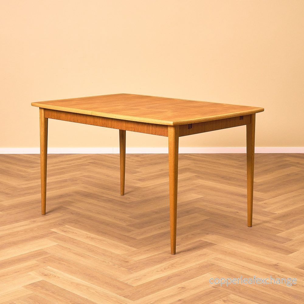 Svenskt rektangulärt matbord i teak och bok