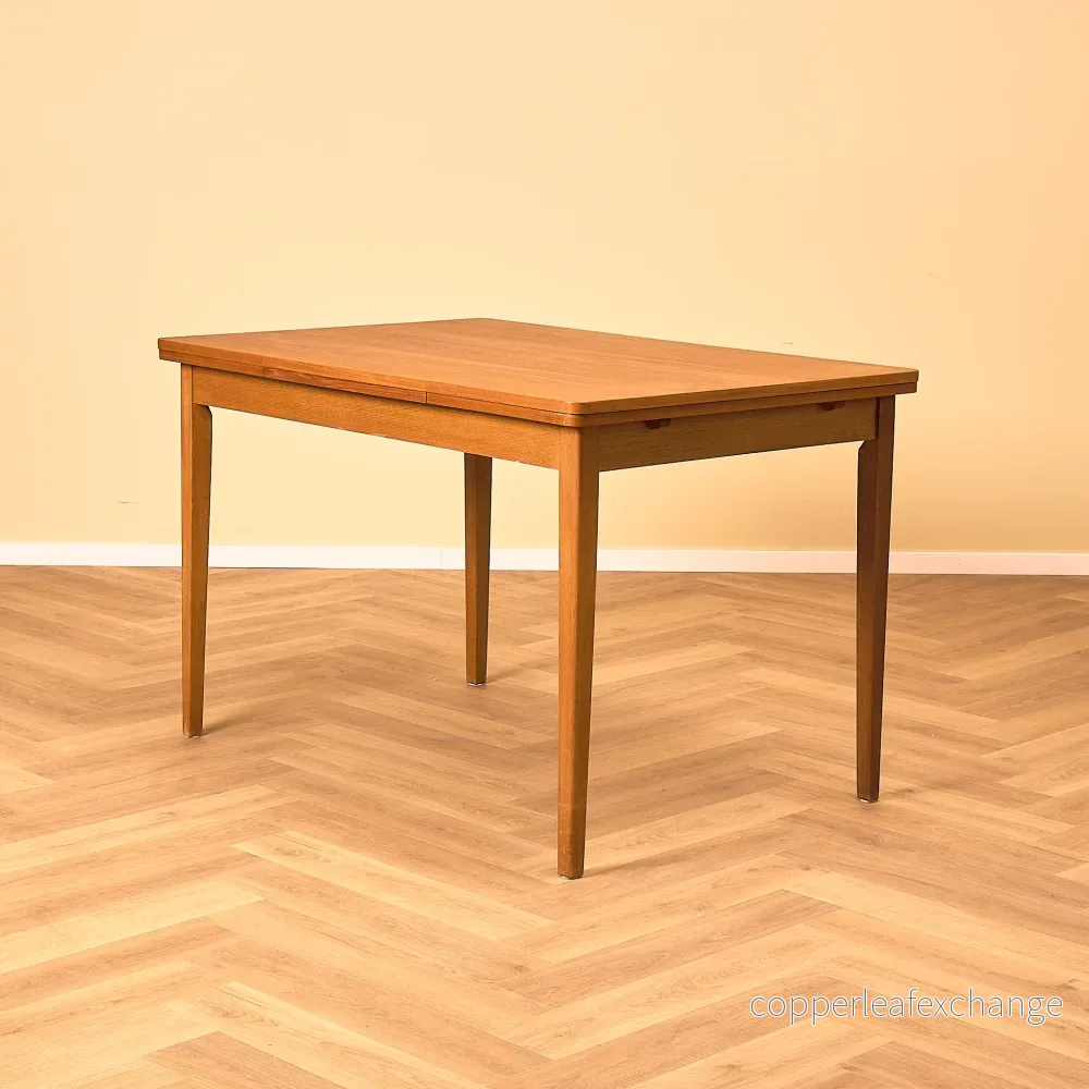 Danskt matbord i teak och bok