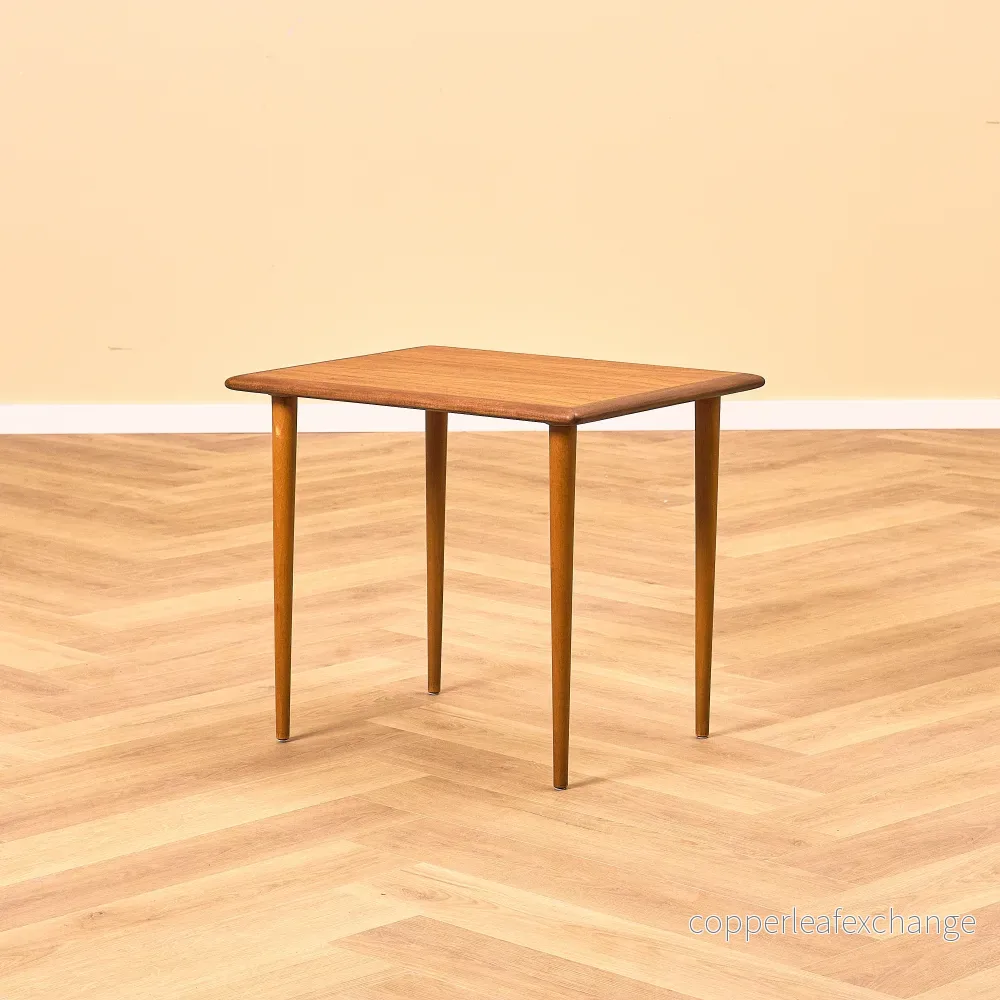 Svenskt sidobord i teak och bok Svenskt sidobord i teak och bok