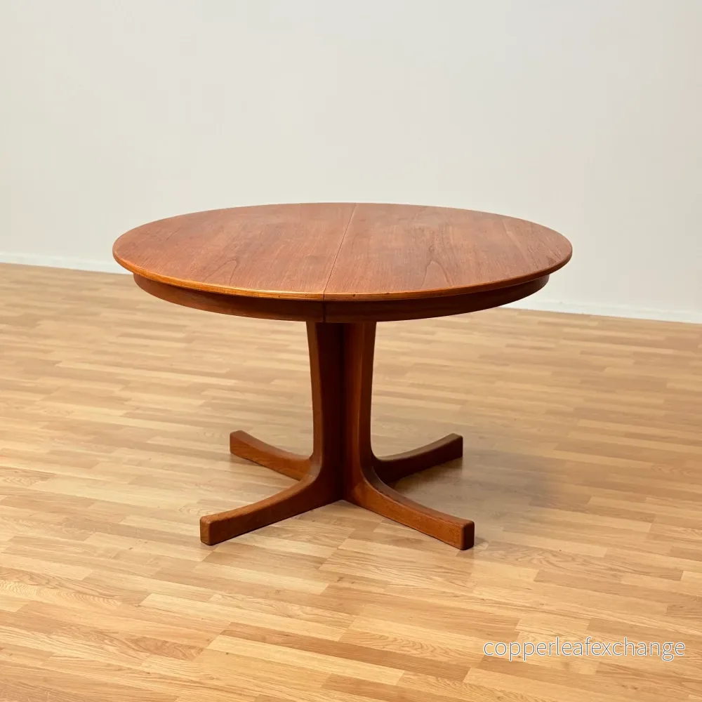 Dansk runt matbord i teak