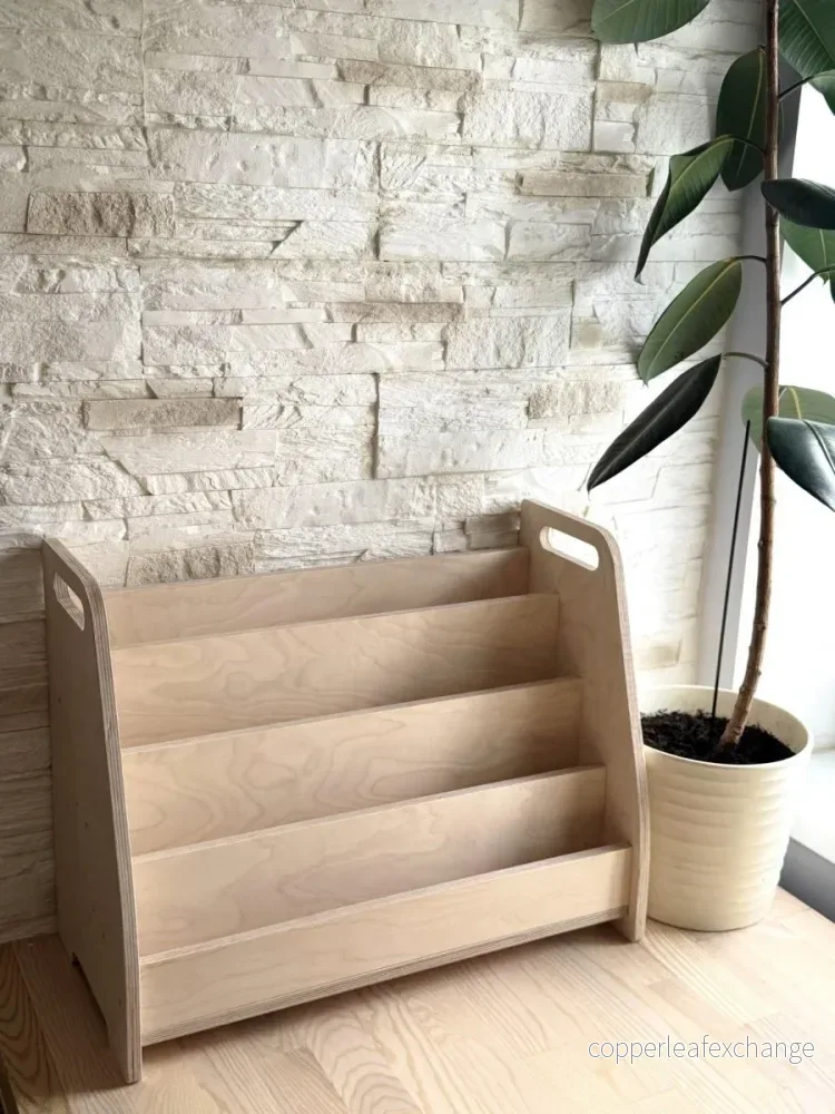 Montessori bokhylla för barn med frontvänd bokdisplay i trä – Flera olika färger