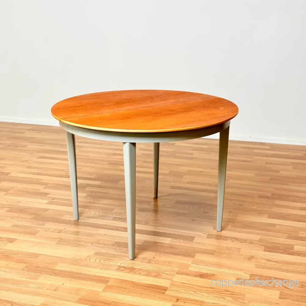 Svenskt runt matbord i teak av Abra Svenskt runt matbord i teak av Abra