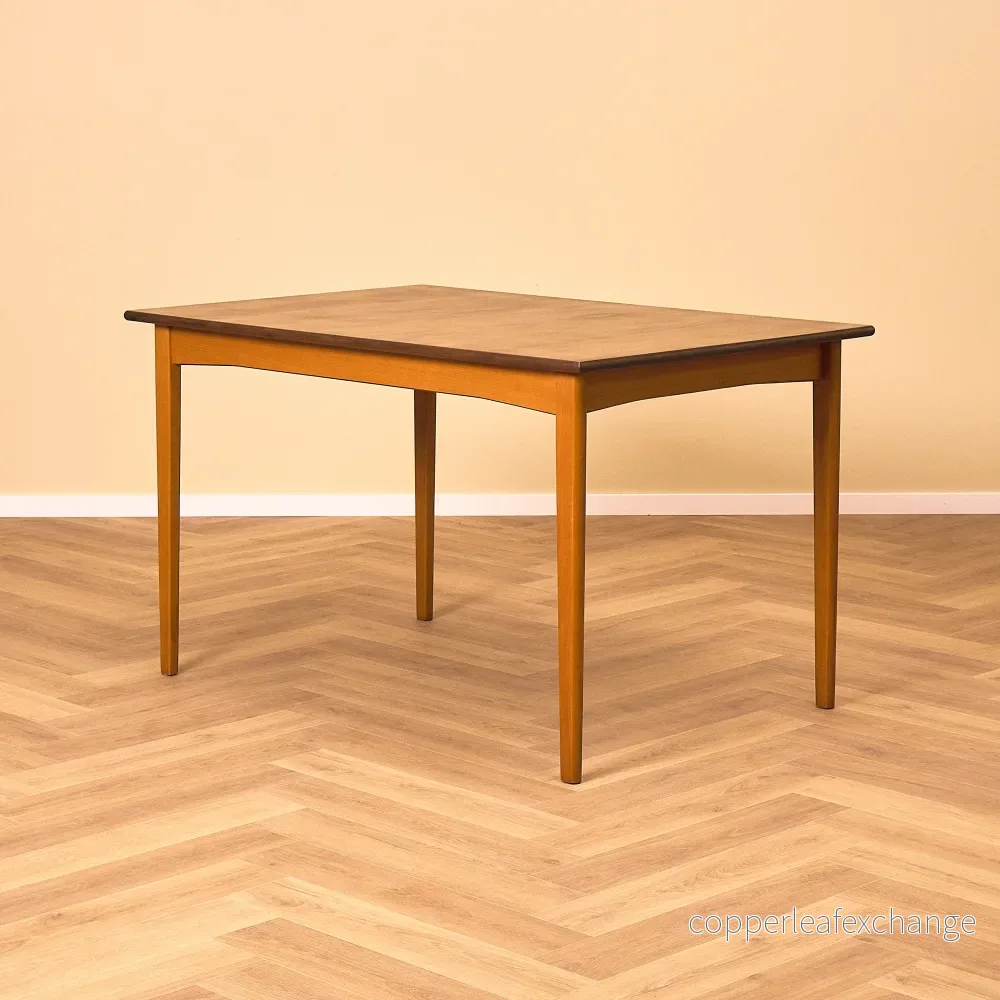 Svenskt rektangulärt matbord i teak och bok