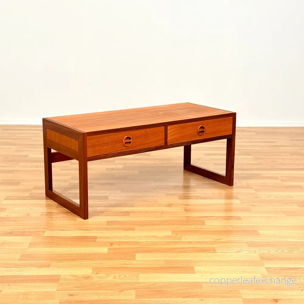 Svenskt sidobord i teak av Arne Wahl Iversen för IKEA Svenskt sidobord i teak av Arne Wahl Iversen för IKEA