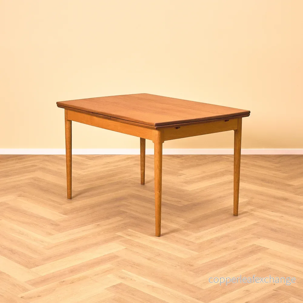 Danskt matbord i teak och ek