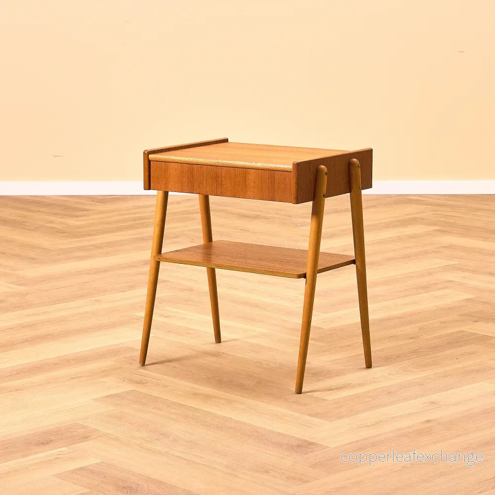 Svenskt sängbord i teak och bok av Carlström & Co Möbelfabrik