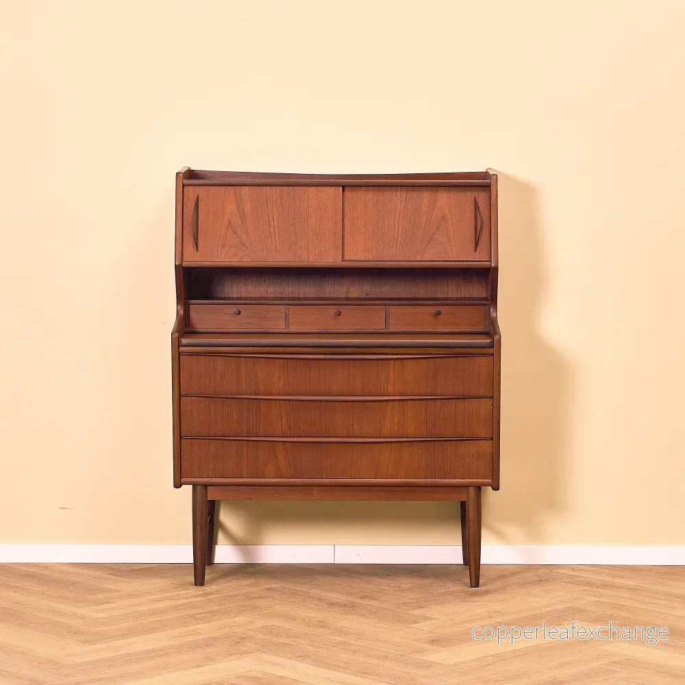 Danskt sekretärskåp i teak Danskt sekretärskåp i teak