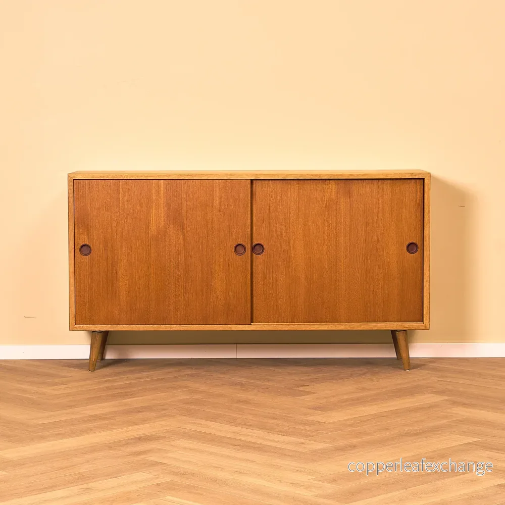Svensk sideboard i teak och ek av Børge Mogensen för Karl Andersson & Söner Svensk sideboard i teak och ek av Børge Mogensen för Karl Andersson & Söner