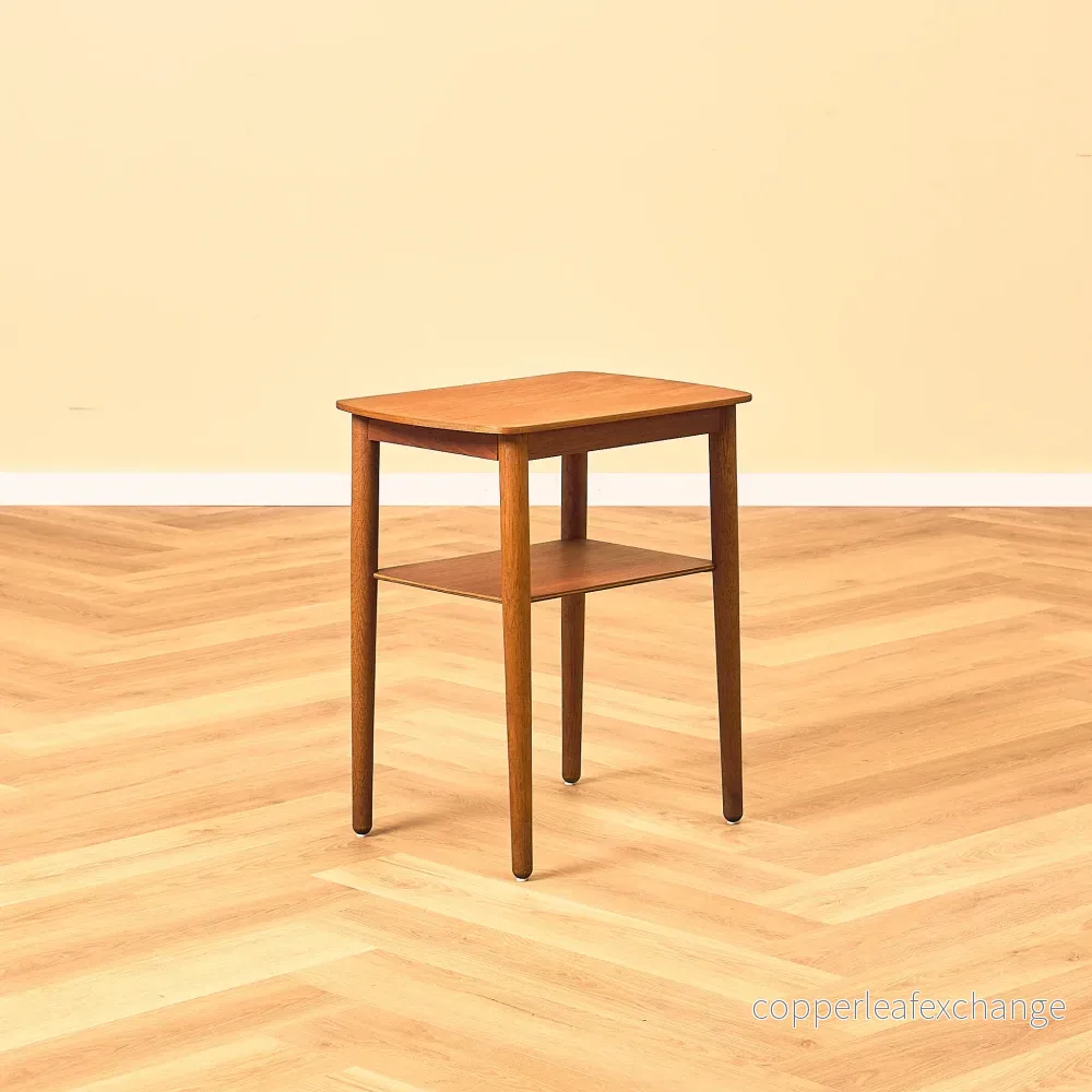 Sidobord i teak och ek