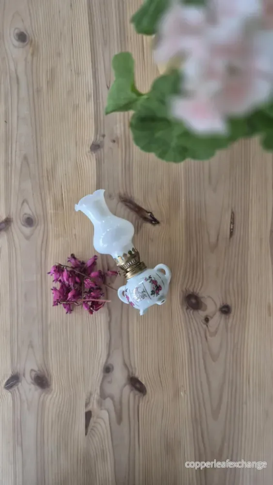 Oljelampa i porslin – Blommig