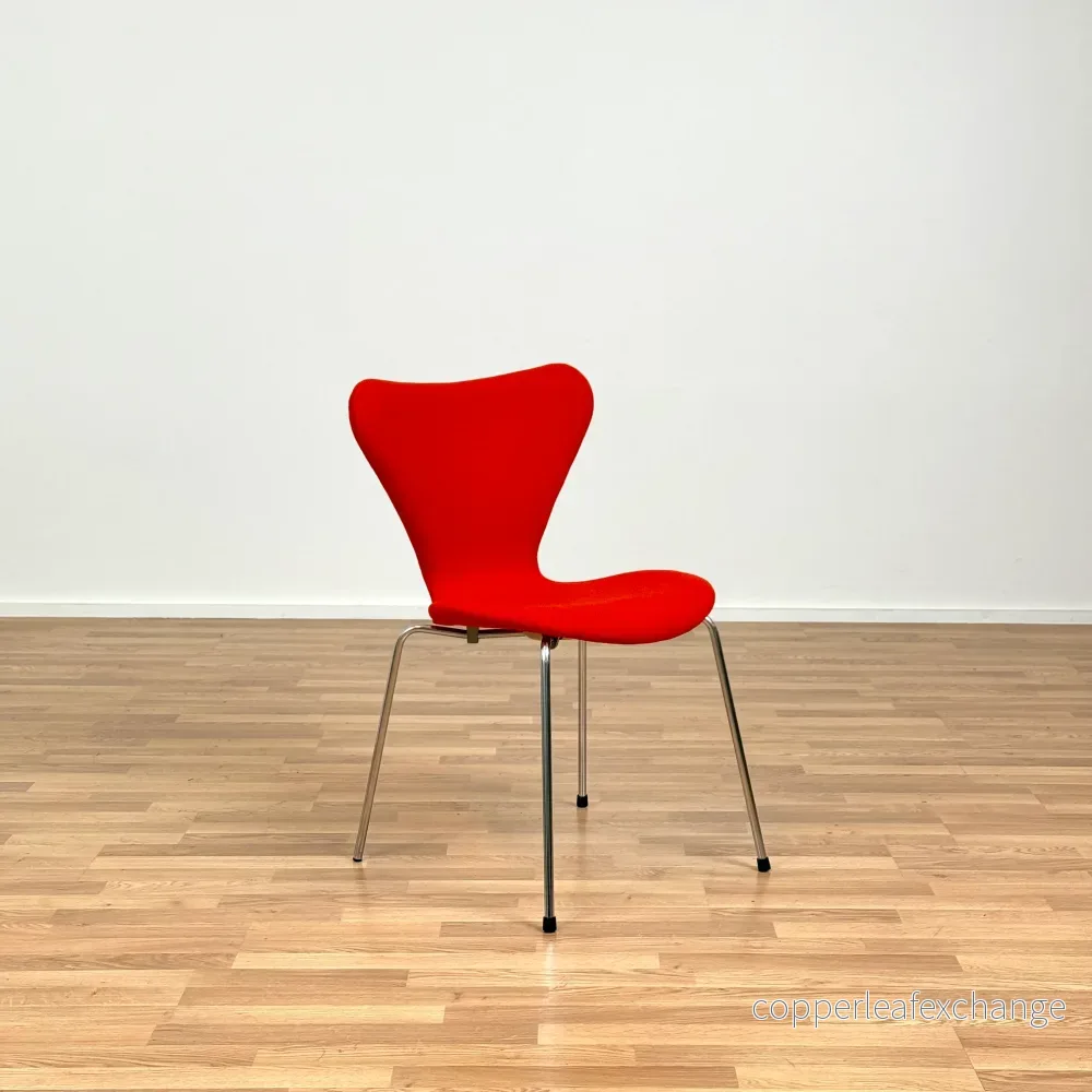 Danskt set med 8 matstolar 'modell 3107' av Arne Jacobsen för Fritz Hansen - Bild 2