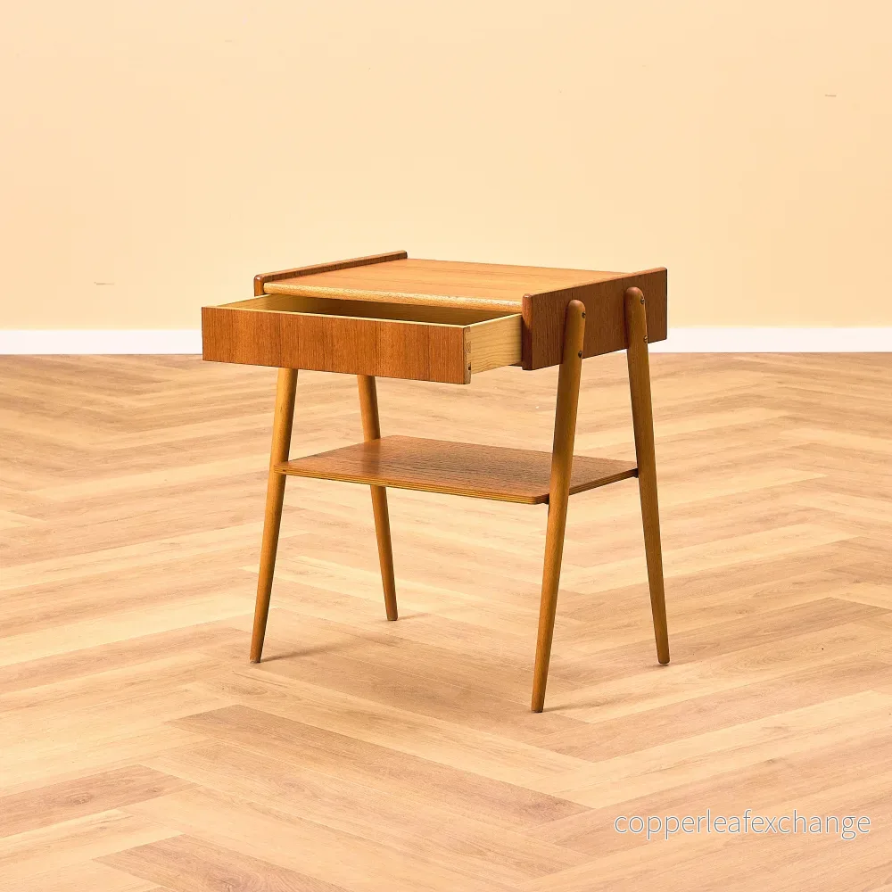 Svenskt sängbord i teak och bok av Carlström & Co Möbelfabrik - Bild 2
