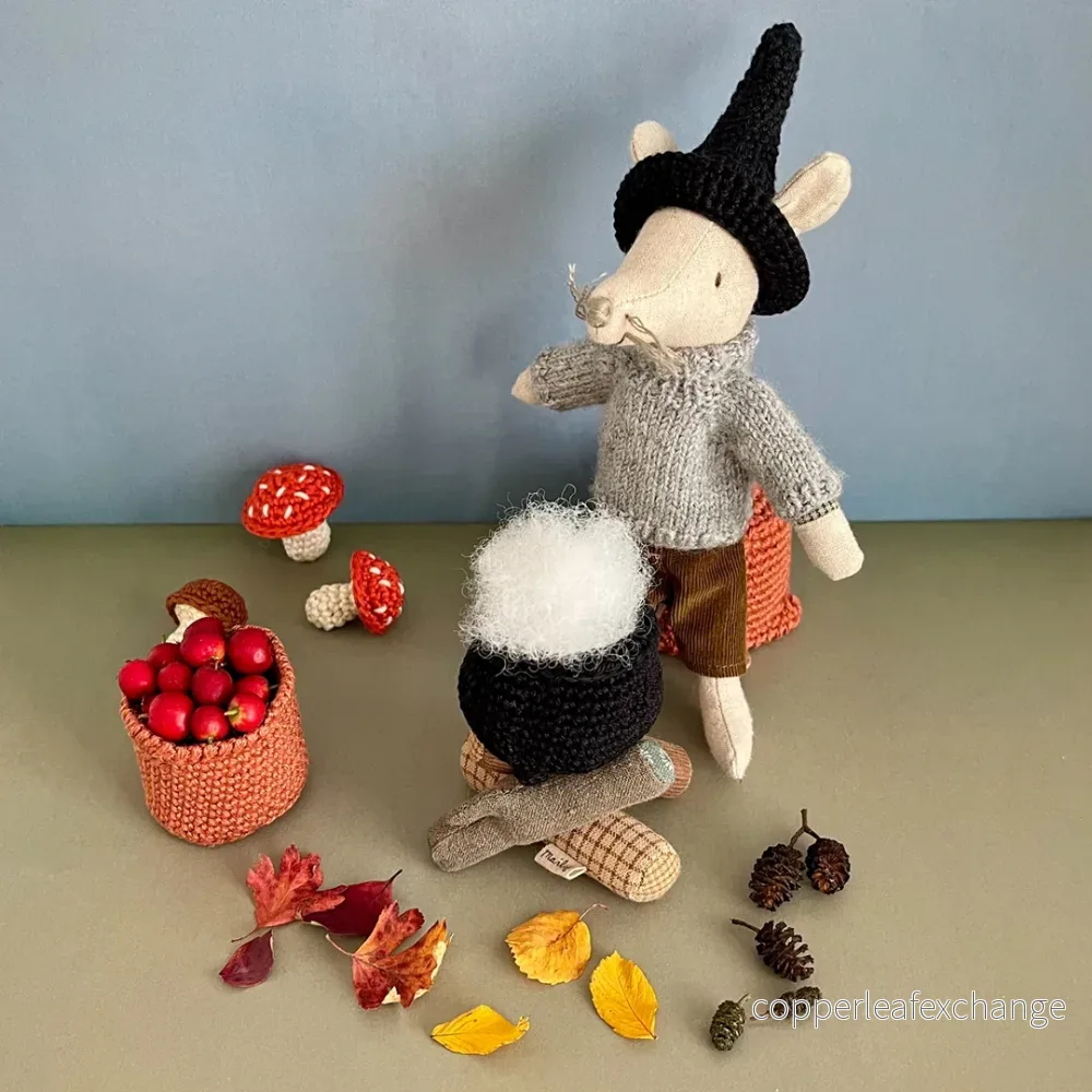 Miniatyr – Virkad häxhatt i svart, hatt för möss till Halloween, trollkarlshatt Miniatyr – Virkad häxhatt i svart, hatt för möss till Halloween, trollkarlshatt