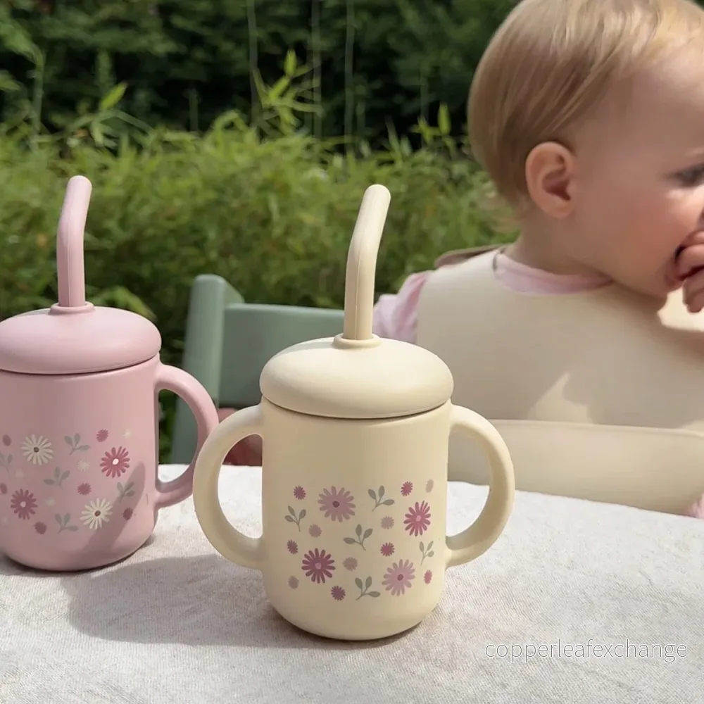 Spillfri silikonmugg med handtag – Sandshell Flowers - Bild 3