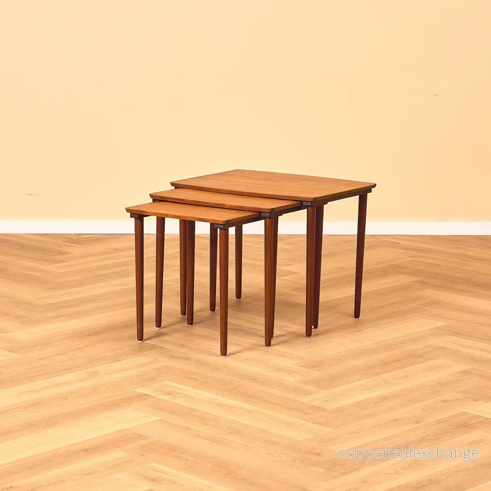 Danskt set med satsbord i teak