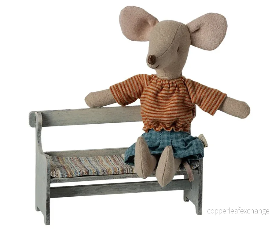 Maileg – Bänk till möss, miniatyr vit / off-white vintage träbänk med kudde till mus - Bild 2