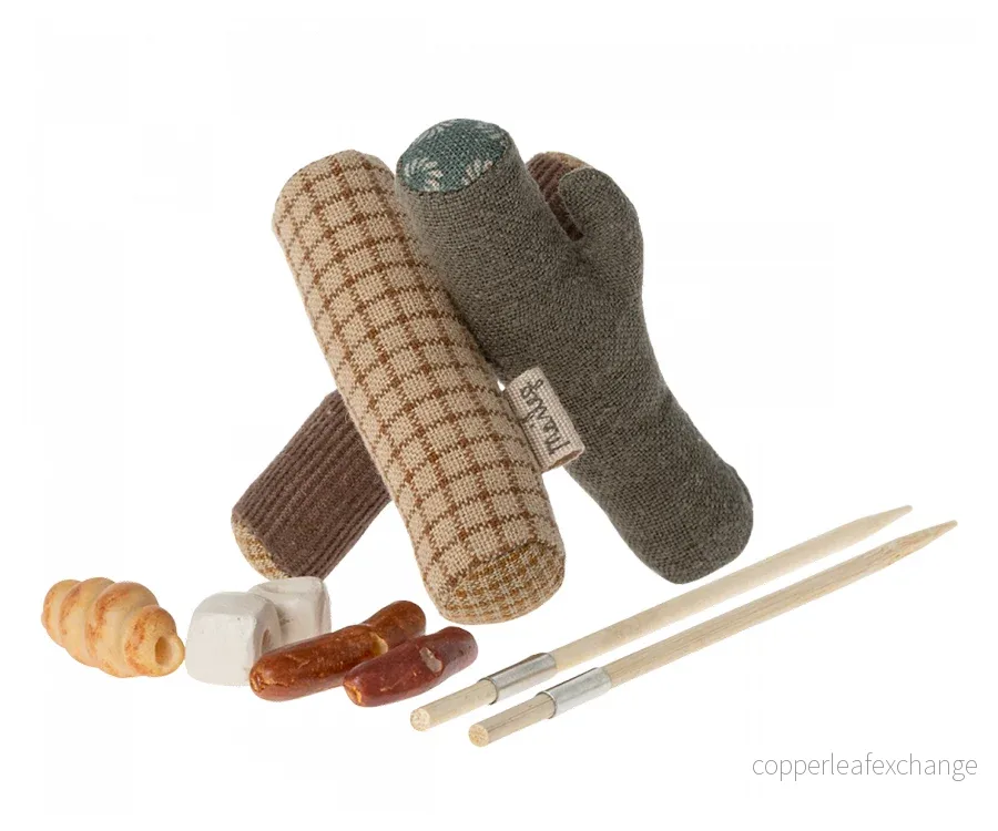 Maileg – Brasa set med ved i miniatyr med grillpinnar, stockar, korvar och marshmallows