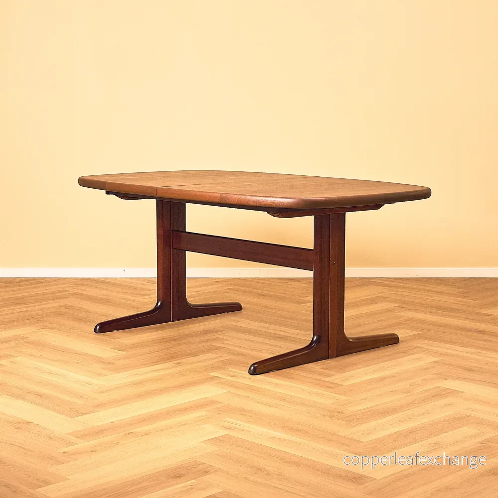 Danish dining table in mahogany by Skovby Danish dining table in mahogany by Skovby