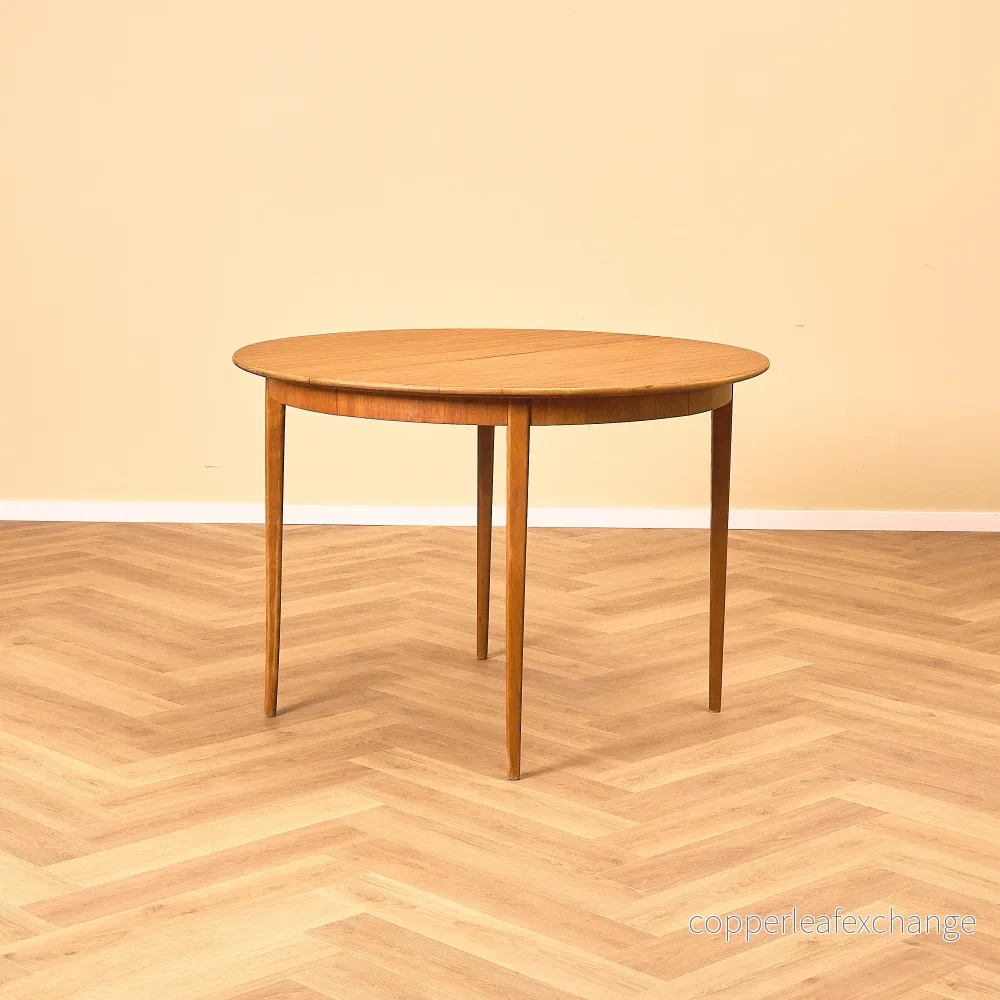 Svenskt runt matbord i teak och bok Svenskt runt matbord i teak och bok