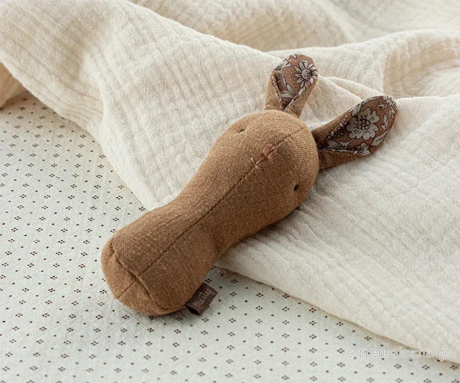 Maileg – Lullaby friends, greppvänlig brun kanin, skallra bunny choklad med blommor - Bild 2