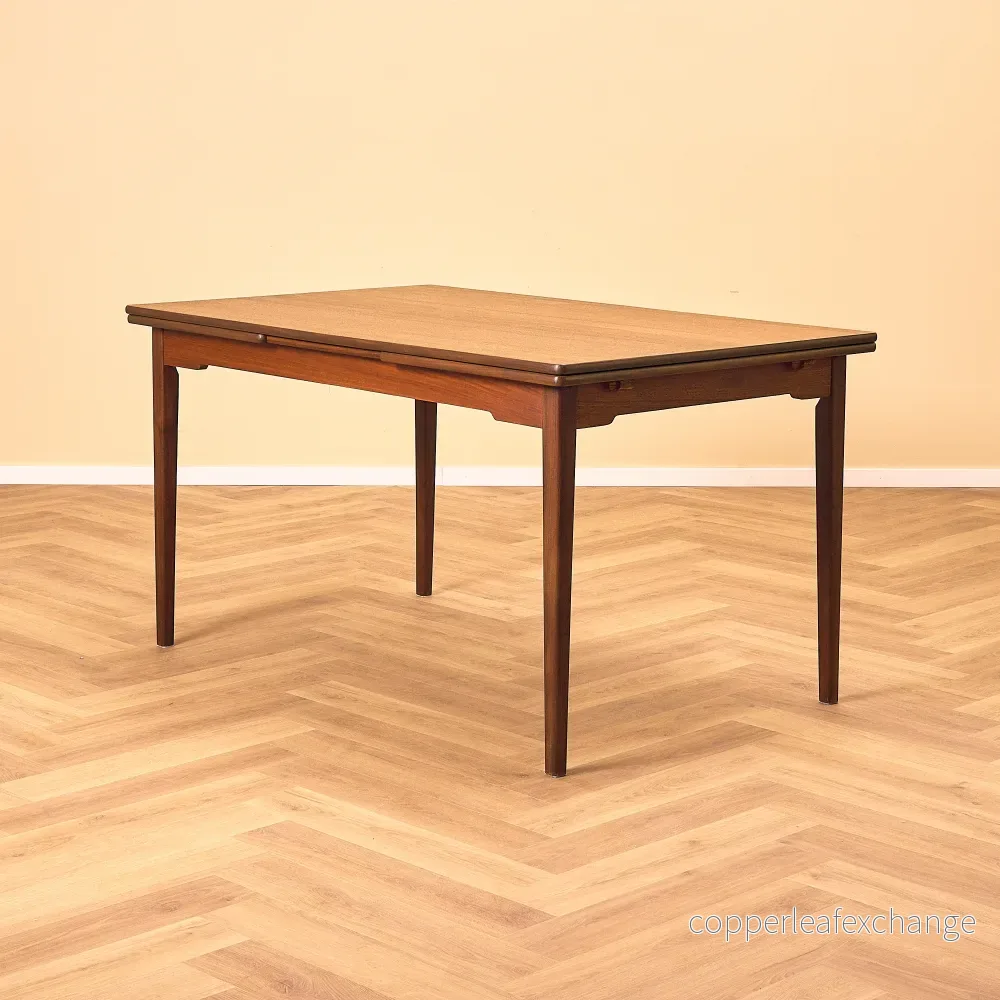 Danskt rektangulärt matbord i teak Danskt rektangulärt matbord i teak