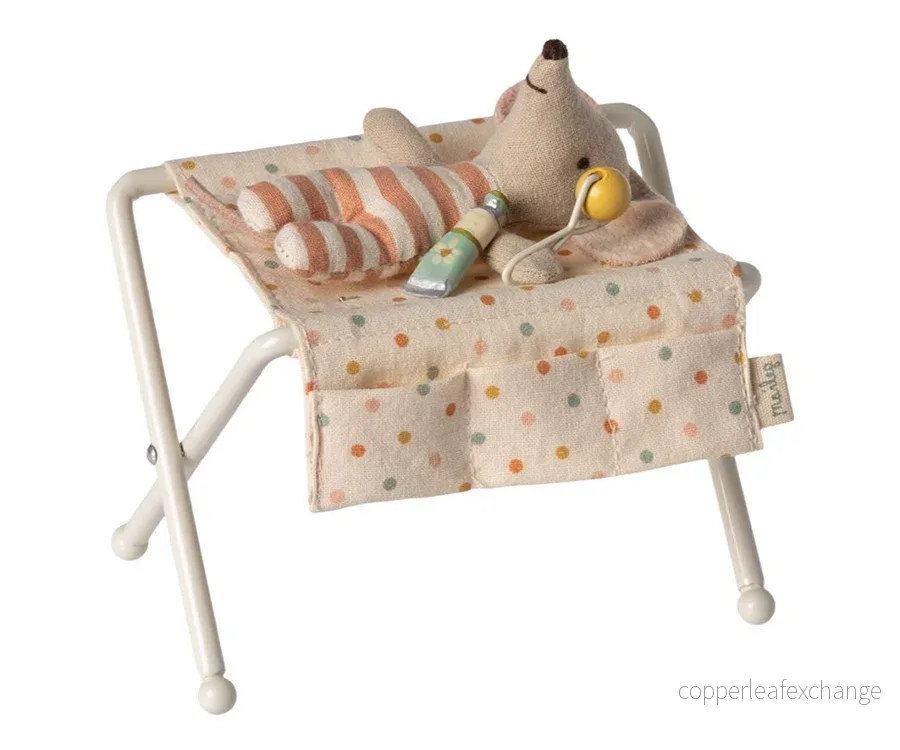 Maileg – Skötbord off-white med tillbehör för baby mus, vit med multi prickar för möss - Bild 2