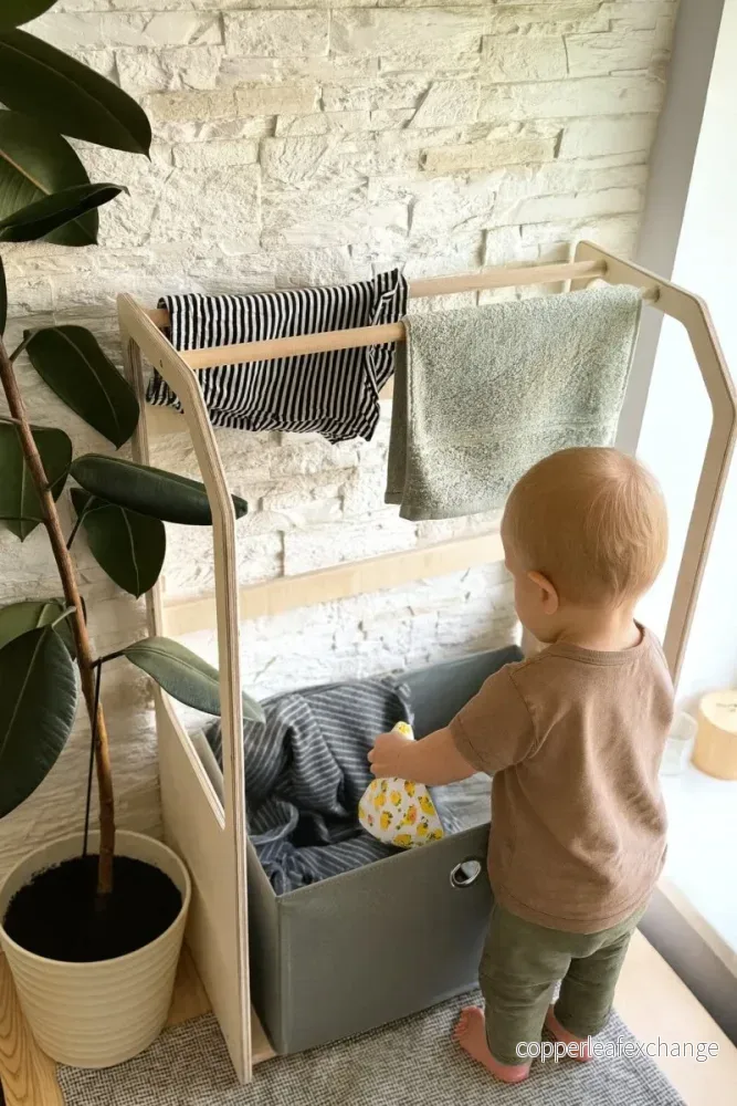 Montessori inspirerat torkställ för barn med förvaringslåda Montessori inspirerat torkställ för barn med förvaringslåda