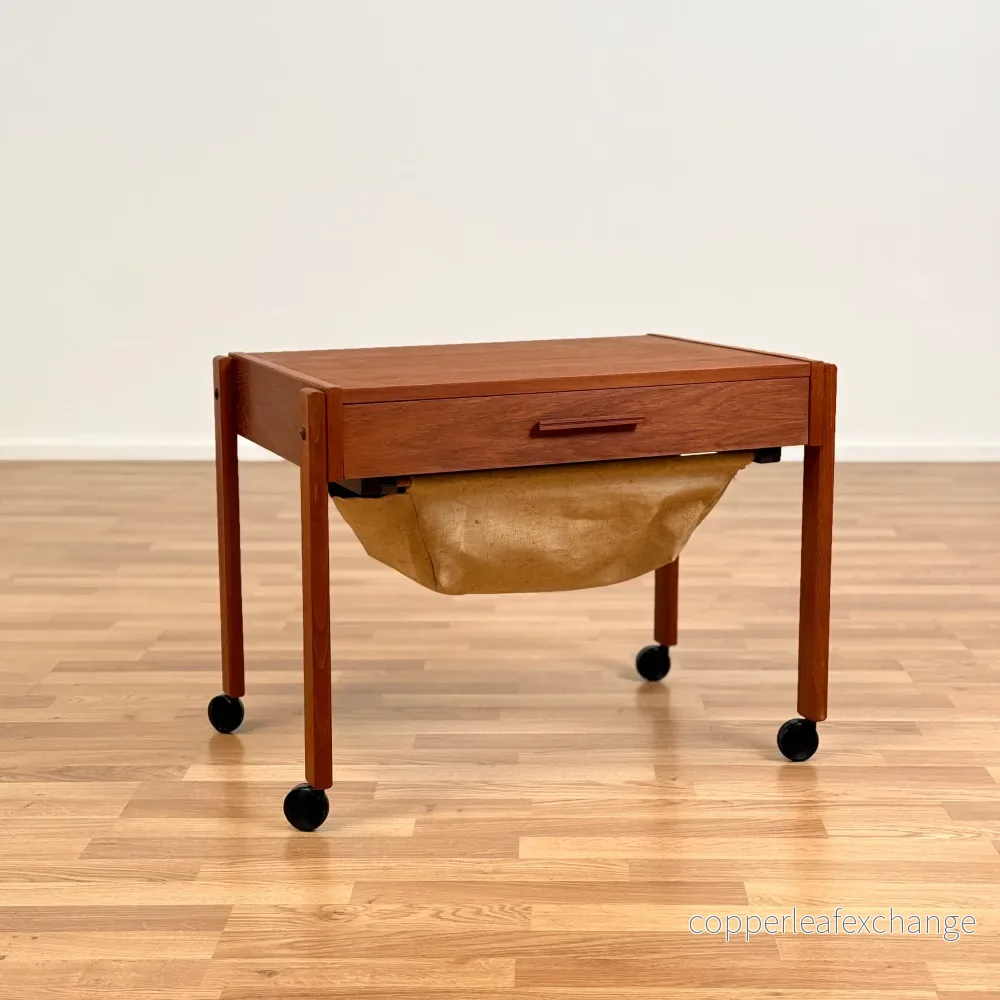 Dansk sidobord i teak Dansk sidobord i teak