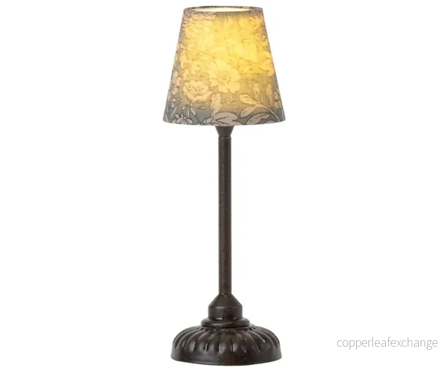 Maileg – Liten lampa miniatyr, blommig grön antracite, golvlampa till dockhus (slutsåld kollektion) - Bild 2