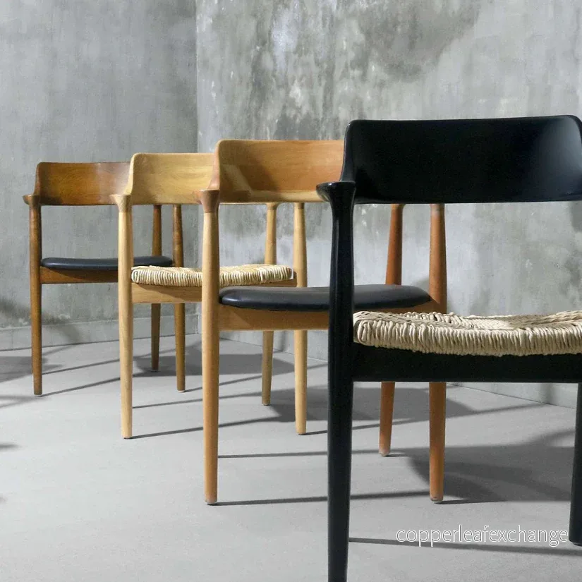 KENNEDY Matstol i Mahogny med Armstöd – Naturflätning eller Konstläder KENNEDY Matstol i Mahogny med Armstöd – Naturflätning eller Konstläder