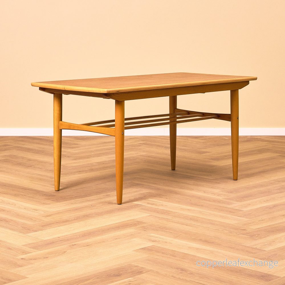 Svenskt soffbord i teak och bok Svenskt soffbord i teak och bok