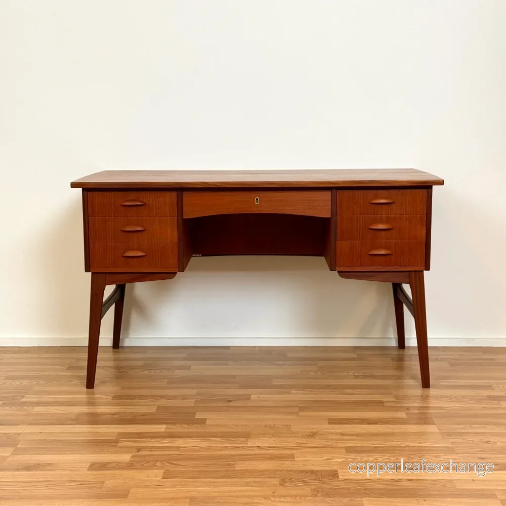 Skrivbord i teak av Svend Å. Madsen, 1950-60-tal, Danmark Skrivbord i teak av Svend Å. Madsen, 1950-60-tal, Danmark