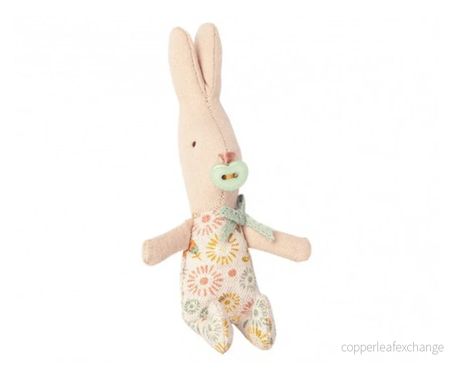Maileg – Kanin baby pojke My, Kaninpojke blommiga kläder med napp (slutsåld kollektion)