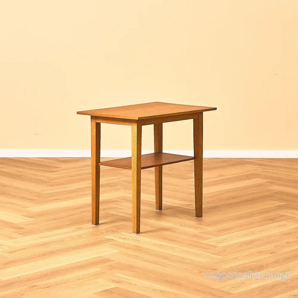 Sidobord i teak och ek Sidobord i teak och ek