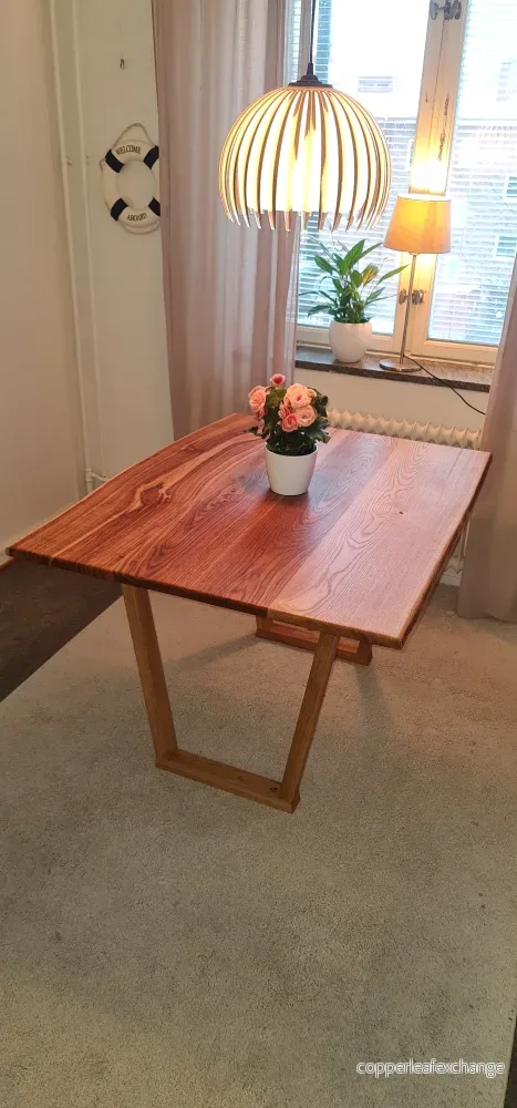 Matsalsbord i Ek Live edge