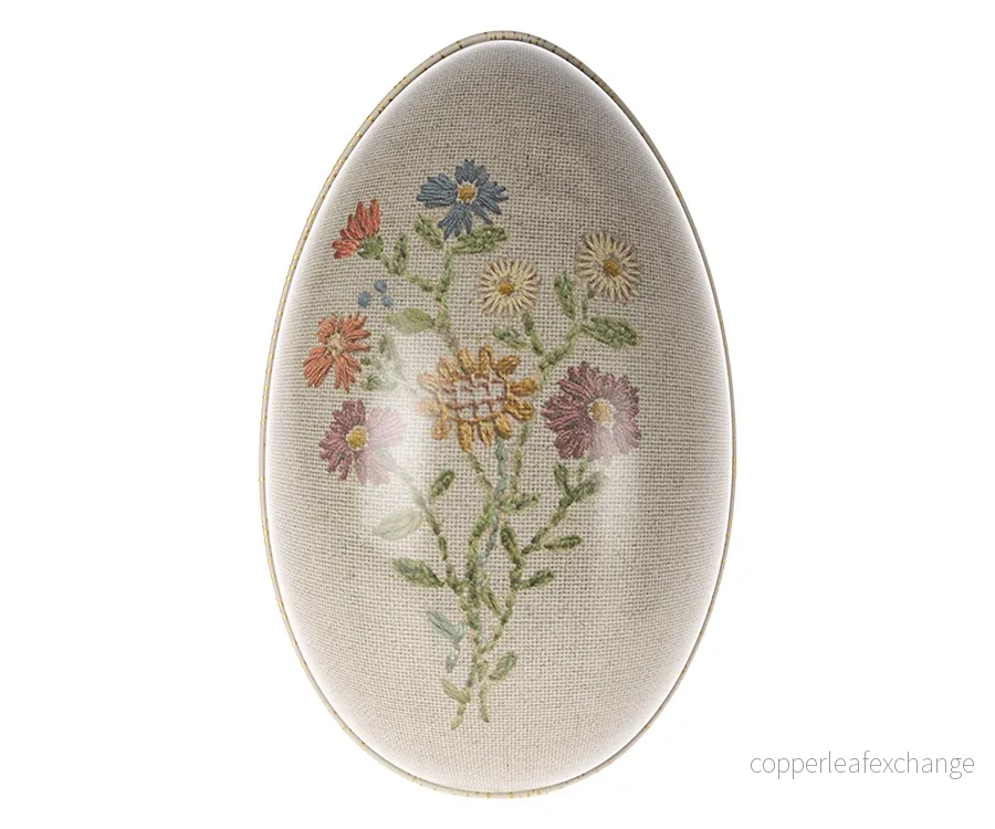 Maileg – Litet ägg till påsk i metall / påskägg plåt med motiv broderade blommor