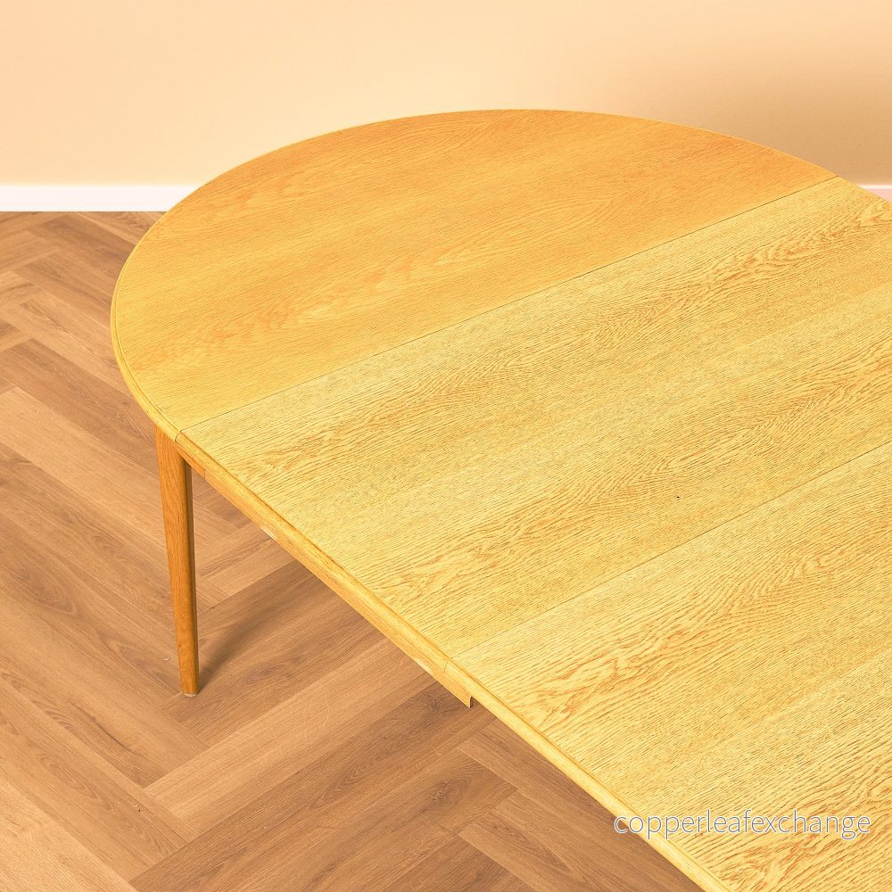 Runt svenskt matbord i ek av Svante Skogh, modell "Vindö" - Bild 3