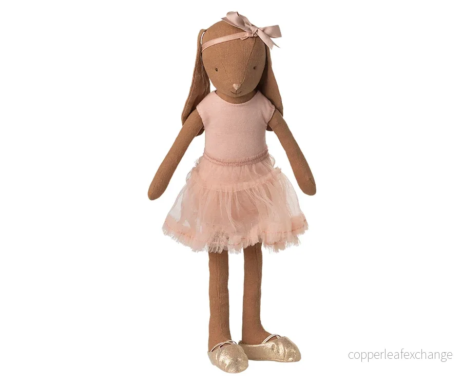 Maileg – Kanin brun ballerina i storlek 3, bunny rosa med klänning i tyll, rosett som hårband och ballerinaskor Maileg – Kanin brun ballerina i storlek 3, bunny rosa med klänning i tyll, rosett som hårband och ballerinaskor