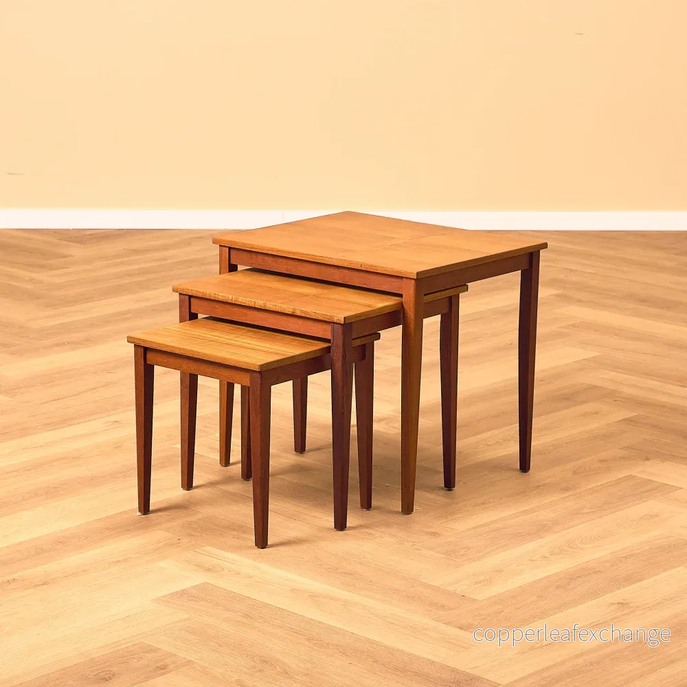 Danskt set med nästlade bord i teak Danskt set med nästlade bord i teak