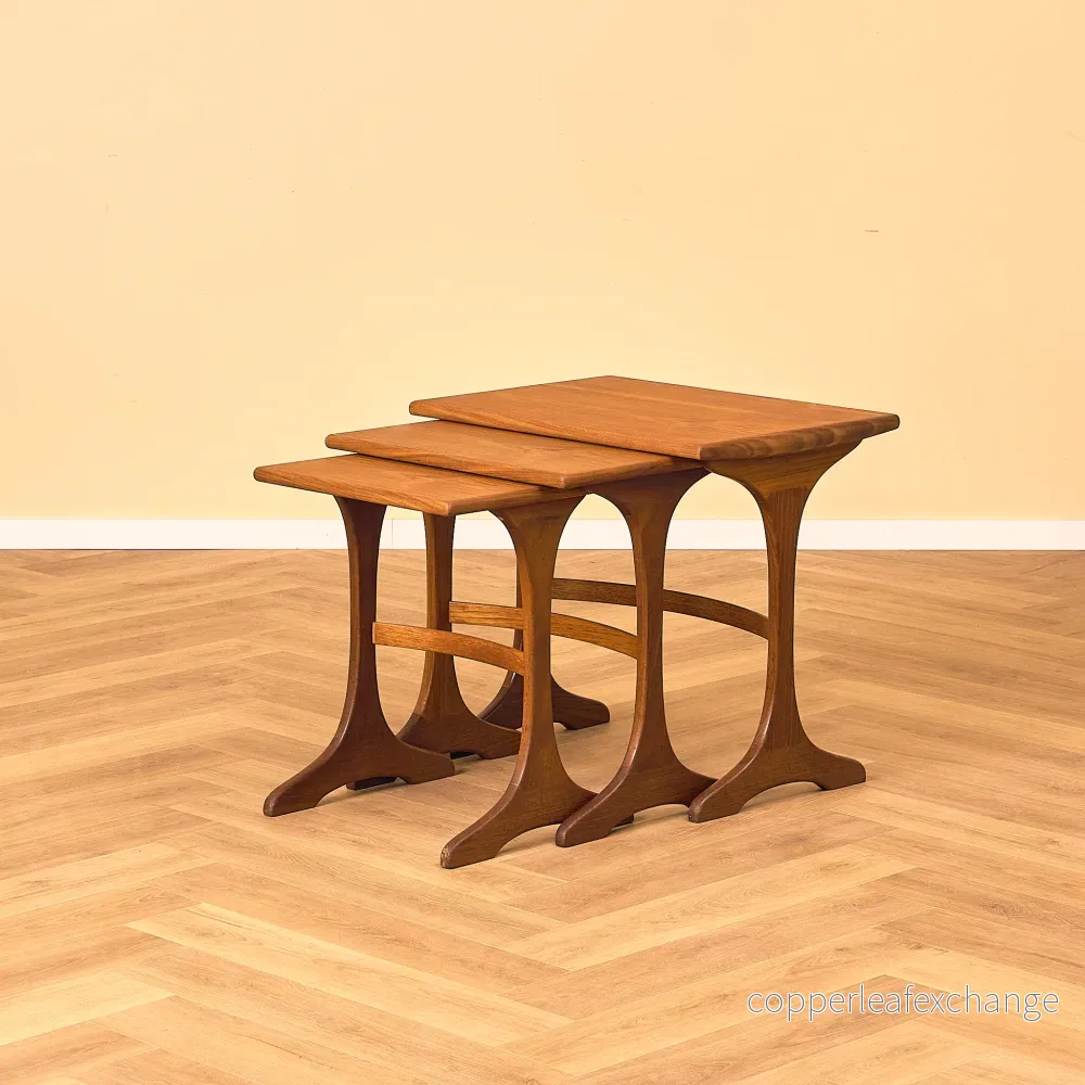 Engelskt set med nästlade bord i teak och valnöt, modell 'Fresco' av Victor Wilkins för G-Plan