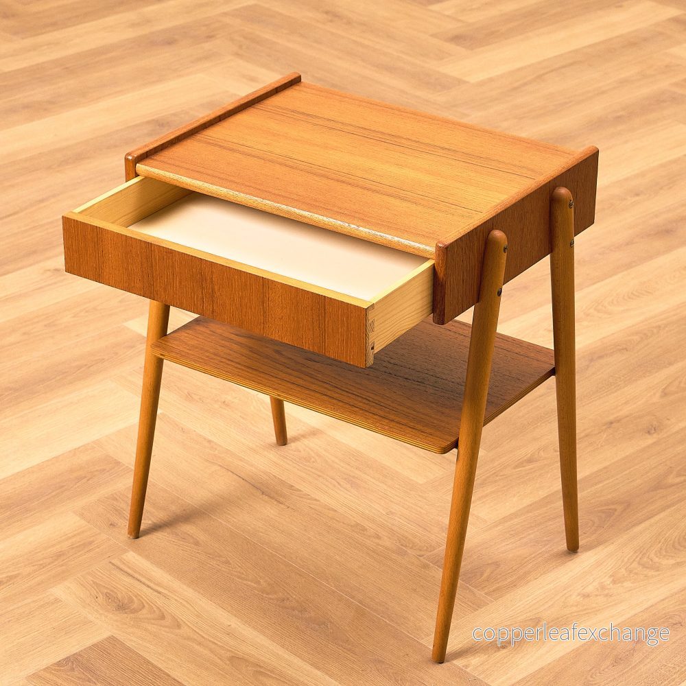 Svenskt sängbord i teak och bok av Carlström & Co Möbelfabrik - Bild 3