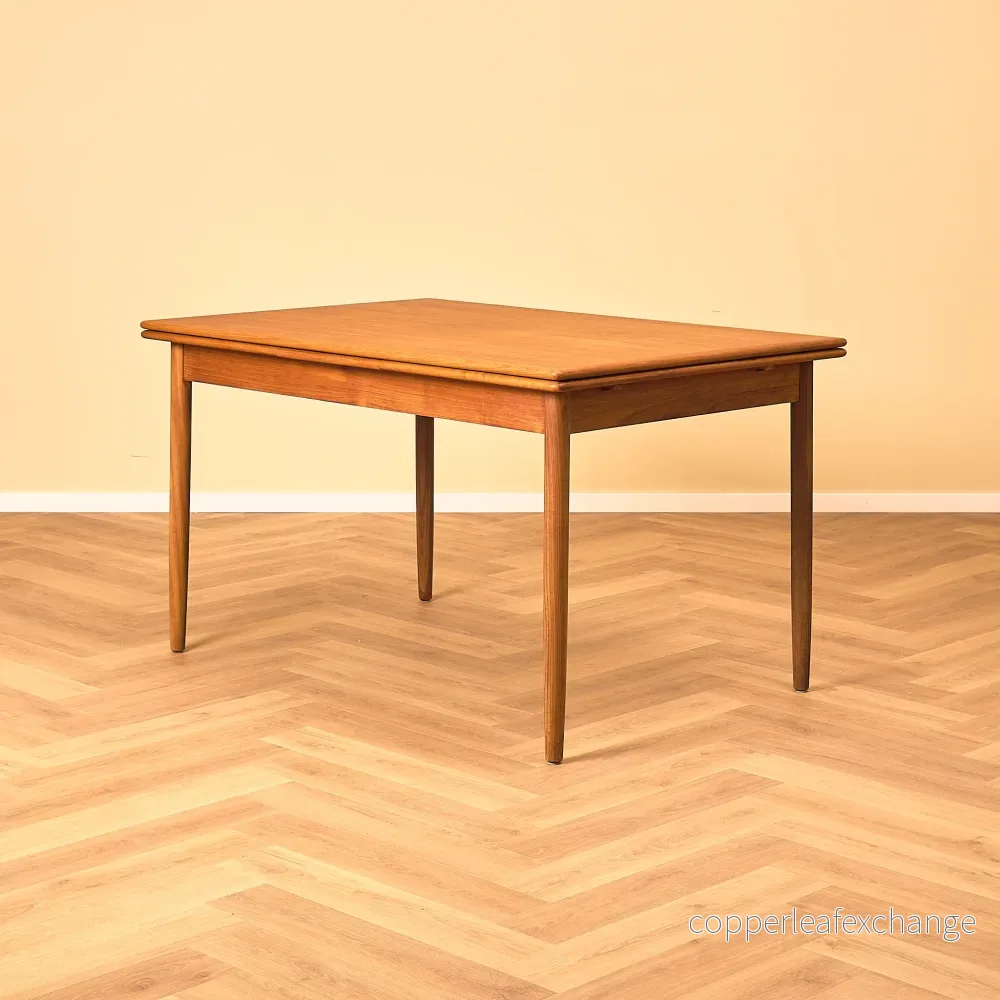 Danskt matbord i teak och valnöt