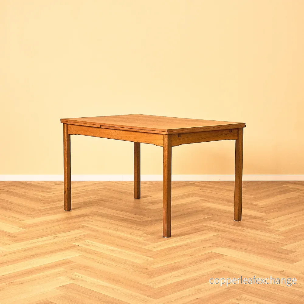 Svenskt rektangulärt matbord i teak Svenskt rektangulärt matbord i teak