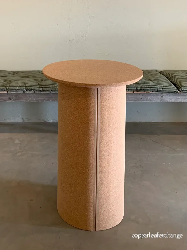 &cirkulär® pelarbord i kork natur & ek natur, med hål och plugg i ek.  H=92 cm. D= 59 cm.