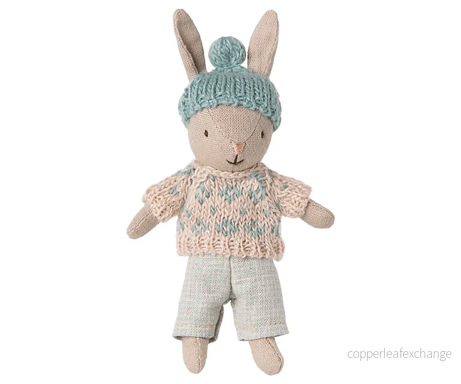 Maileg – Kanin i storlek micro med mössa, stickad tröja och byxor, bunny pojke blå / sand / mint