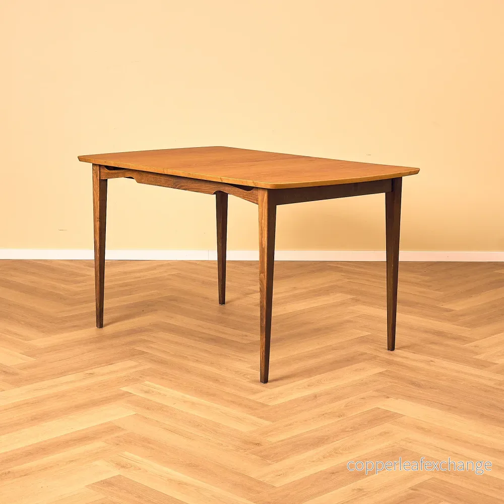 Svenskt rektangulärt matbord i teak Svenskt rektangulärt matbord i teak