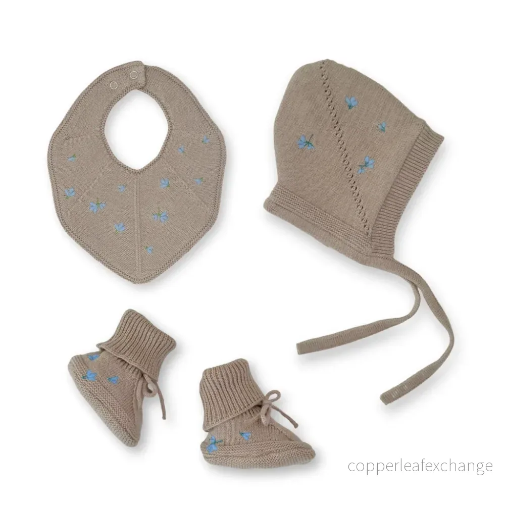 Broderad baby presentbox Blueberry on Khaki | Saga Copenhagen - Bild 3