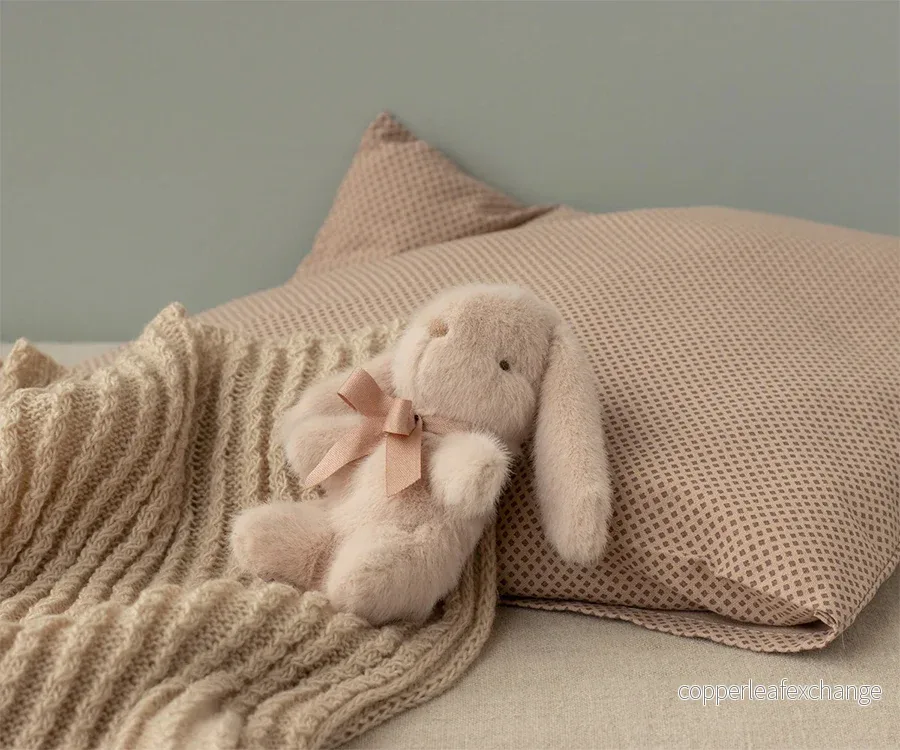 Maileg – Liten kanin ljusrosa i plysch, bunny light powder mini med rosa rosett - Bild 2