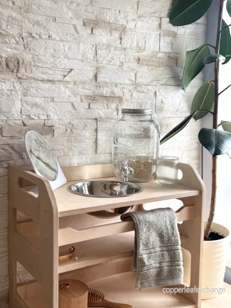 Montessori tvättställ i trä med förvaring för barn – Liten modell Montessori tvättställ i trä med förvaring för barn – Liten modell