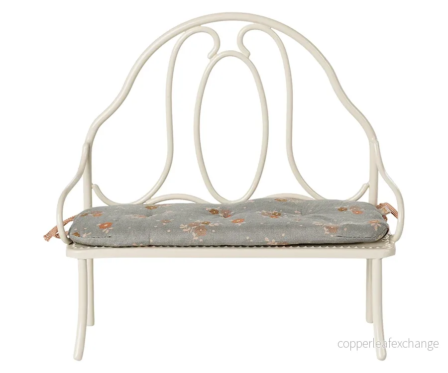 Maileg – Vit bänk med sittdyna, vintage soffa i benvit metall för kaniner i storlek 1 och 2, trädgårdssoffa off-white - Bild 3